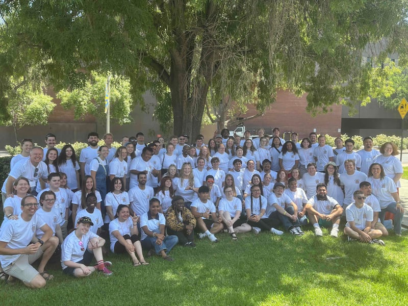 Adultos solteiros jovens posam para uma foto na conferência ASL YSA de 2025 em Riverside, Califórnia. A conferência aconteceu de 14 a 18 de agosto de 2025.