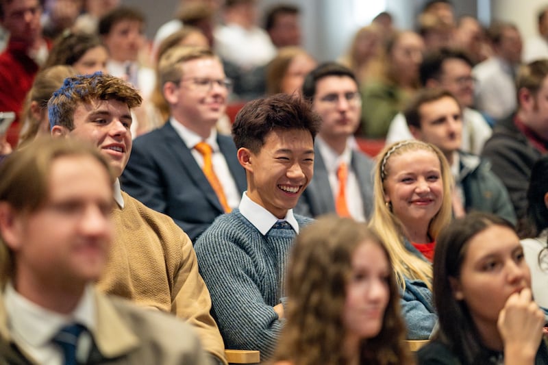 Estudantes da BYU–Idaho se reúnem no BYU–I Center em Rexburg, Idaho, para assistir a o devocional com o Elder Neil L. Andersen do Quórum dos Doze Apóstolos no domingo, 22 de fevereiro de 2026.