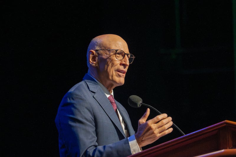 Elder Arnulfo Valenzuela da Presidência dos Setenta discursa durante um devocional do Ensign College realizado no Conference Center Theater no centro de Salt Lake City, na terça-feira, 17 de fevereiro de 2026.