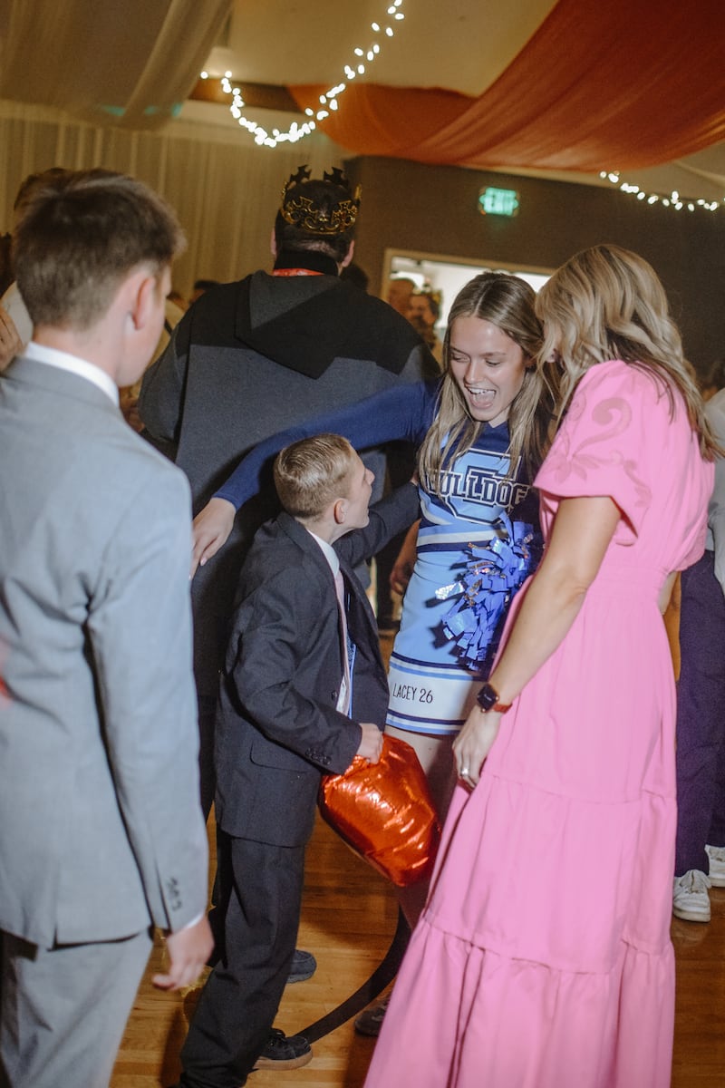 Convidados com necessidades especiais fazem amizade com jovens das estacas Skye Canyon e Lone Mountain no Dazzle Prom realizado no centro de estaca Skye Canyon em Las Vegas, Nevada, em 13 de fevereiro de 2026.