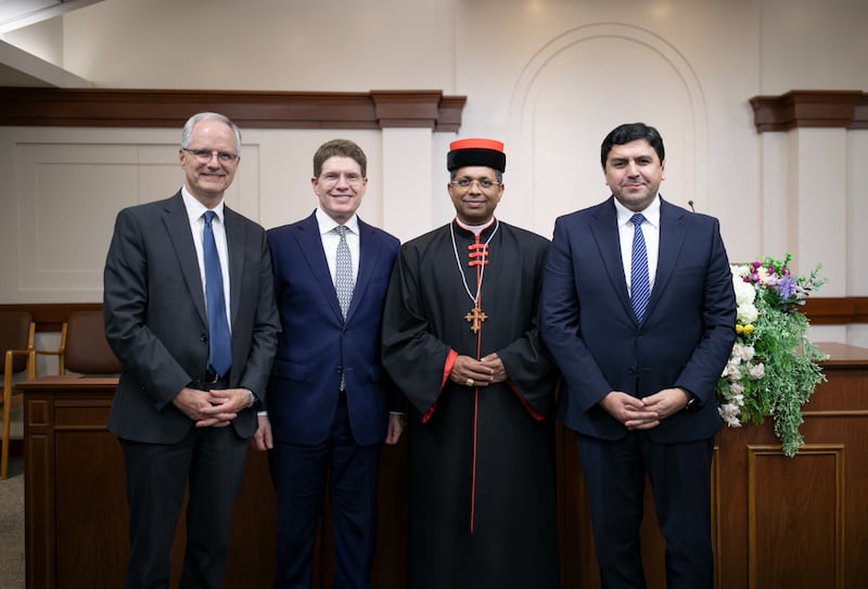 Membros da presidência da Área América do Sul da Igreja, incluindo à esquerda, Élder Mathias Held, Élder Alan R. Walker, e à direita, Élder Sergio R. Vargas, estão de pé com o Cardeal George Jacob Koovakad, prefeito do Dicastério para o Diálogo Inter-religioso, em um evento inter-religioso em Buenos Aires, Argentina, em 10 de setembro de 2026.