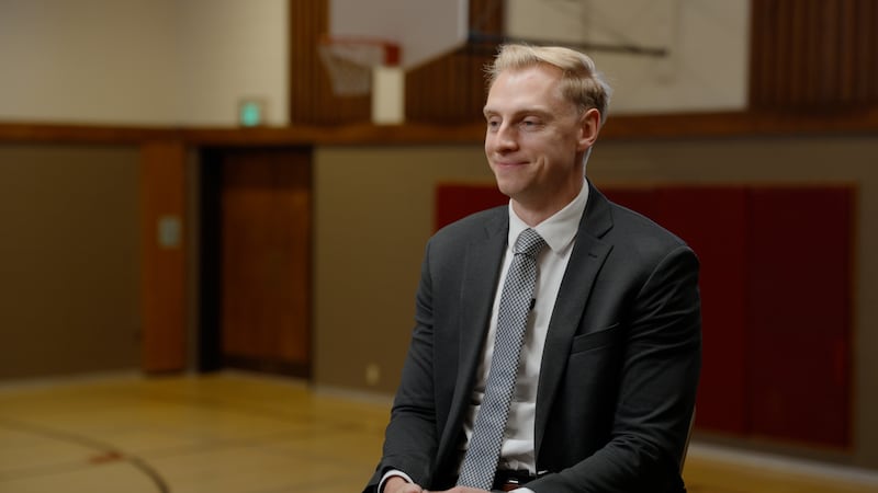 O jogador de basquete universitário e profissional Parker Van Dyke é entrevistado no ginásio da capela de sua infância em Salt Lake City para o podcast do Church News, que será transmitido na terça-feira, 10 de março de 2026.