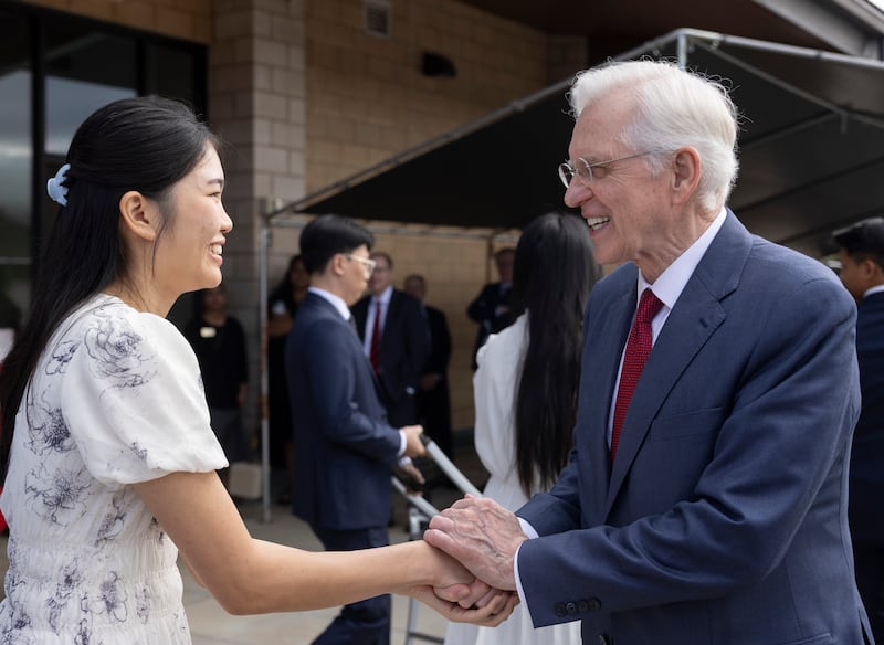 Elder D. Todd Christofferson do Quórum dos Doze Apóstolos cumprimenta um estudante da BYU-Hawaii em 28 de janeiro de 2025.