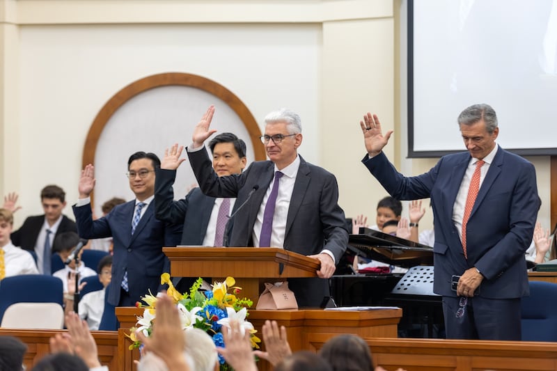 Elder Gérald Caussé do Quórum dos Doze Apóstolos e a congregação sustentam a nova presidência da Estaca de Singapura no centro de estaca de Singapura em 19 de abril de 2026.