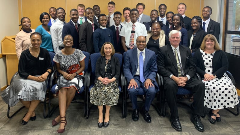 O irmão Ahmad S. Corbitt, primeiro conselheiro na presidência geral dos Rapazes, e sua esposa, a irmã Jayne Corbitt, se reúnem com os missionários no Centro de Treinamento Missionário em Roodepoort, Joanesburgo, África do Sul, em 31 de outubro de 2022.