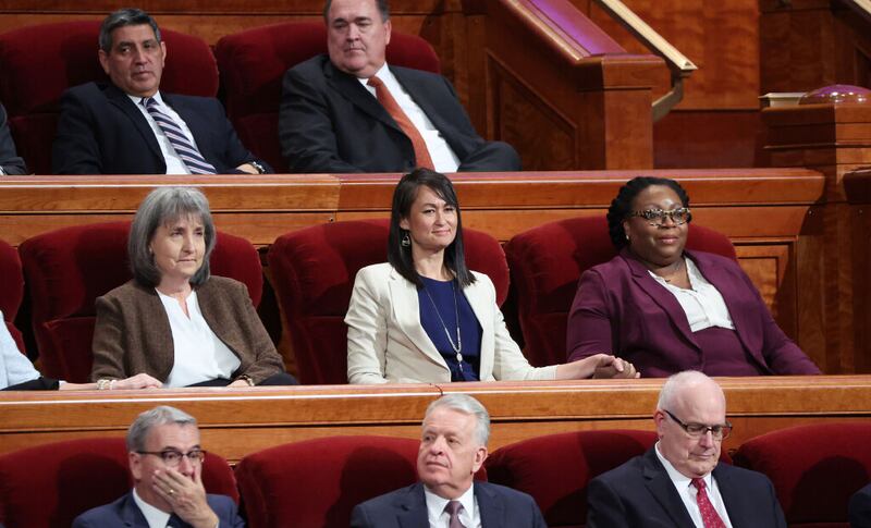 Da esquerda para a direita, as irmãs J. Annette Dennis, Kristin M. Yee e Tracy Y. Browning, após terem sido chamadas como líderes gerais na sessão da tarde de sábado, dia 2 de abril de 2022, da 192º Conferência Geral Anual de A Igreja de Jesus Cristo dos Santos dos Últimos Dias.
