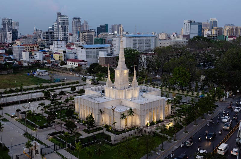 O Templo de Camboja em Phnom Penh ao amanhecer.