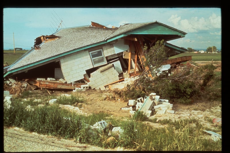 Uma casa se desmorona após inundação causada pelo colapso da Barragem Teton no sábado, 5 de junho de 1976.
