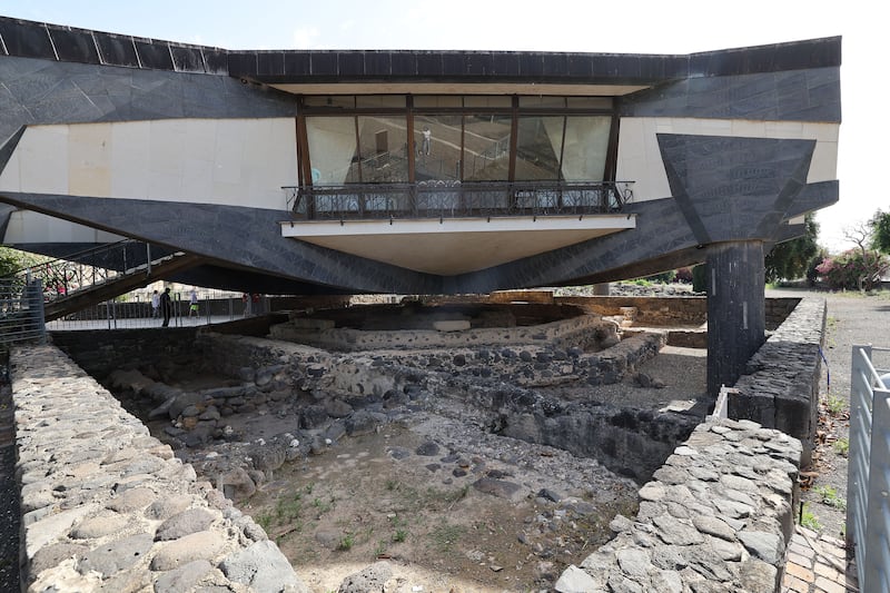 A Igreja de São Pedro, uma igreja católica moderna para peregrinações, é vista aqui sobre as ruínas do que é o local tradicional da casa de Pedro em Cafarnaum, ao norte do Mar da Galileia, na quarta-feira, 19 de abril de 2023.