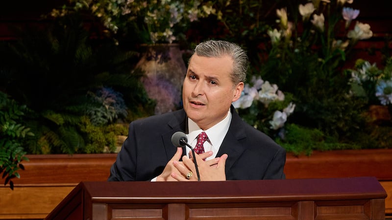 Elder Pedro X. Larreal, Setenta Autoridade Geral, fala durante a sessão da manhã de domingo da 196ª Conferência Geral Anual de A Igreja de Jesus Cristo dos Santos dos Últimos Dias no Centro de Conferências em Salt Lake City em 5 de abril de 2026.