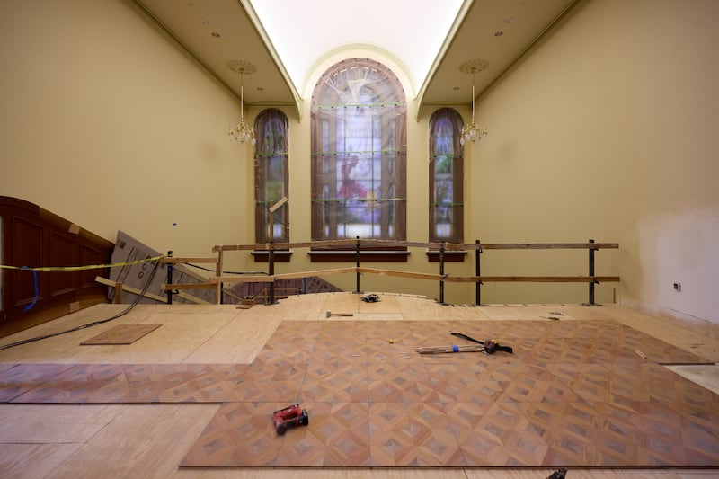 O trabalho na grade da escada está em andamento em um edifício de entrada do templo na Praça do Templo na terça-feira, 21 de abril de 2026, em Salt Lake City.