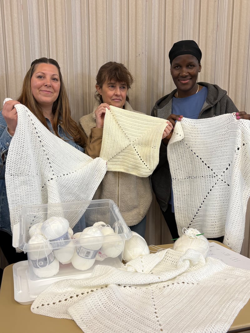 Membros da Sociedade de Socorro da Ala Northampton fazem cobertores de bebê para Sands, uma instituição de caridade de natimorto e morte neonatal, de Northampton, Inglaterra, 14 de março de 2026.