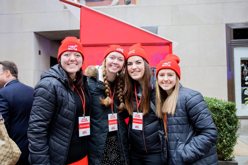 Missionários de A Igreja de Jesus Cristo dos Santos dos Últimos Dias se oferecem como voluntários nas Máquinas de Doações de Nova York na terça-feira, 30 de novembro de 2021.