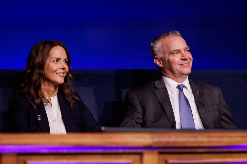 O Presidente da Universidade Brigham Young, C. Shane Reese, à direita, e sua esposa, a irmã Wendy Reese, sentam-se no púlpito antes de falar durante o devocional de abertura do semestre de inverno na terça-feira, 13 de janeiro de 2026, no campus da escola em Provo, Utah.