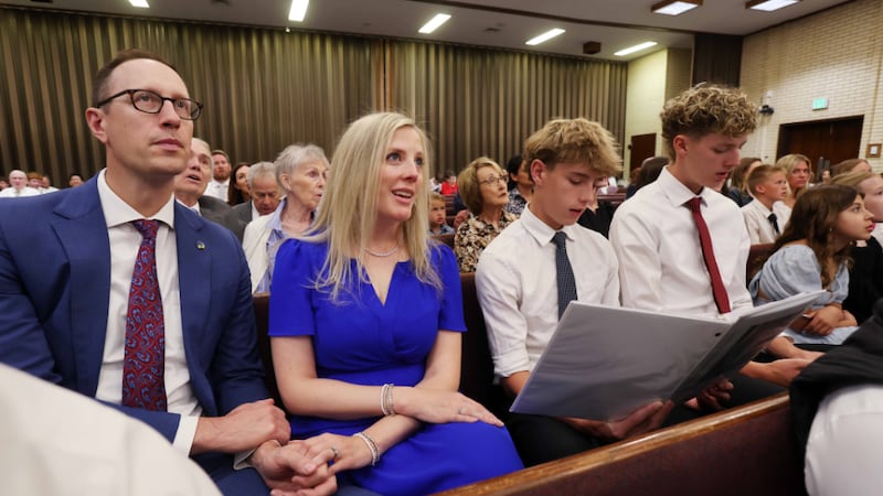 Os membros da congregação cantam seleções do livro "Hymns for Home and Church" durante sua reunião sacramental em Murray, Utah, no domingo, 1º de junho de 2025.