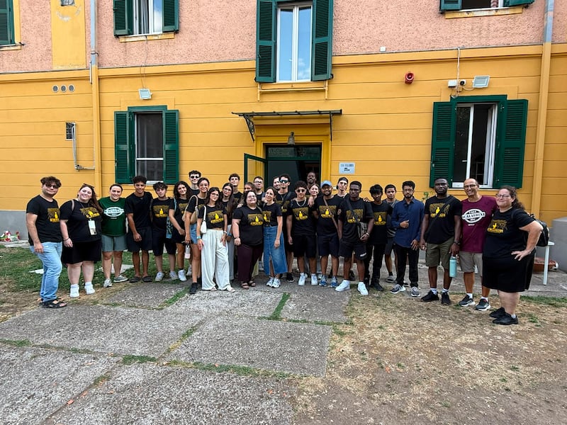 Adultos solteiros jovens da Sicília e Malta se reúnem com outros envolvidos no projeto de serviço fora da Casa Scalabrini 634 em Roma, Itália.