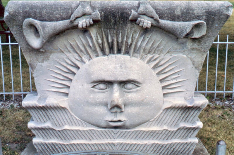 A pedra do sol do Templo de Nauvoo original, fotografada em 1989.