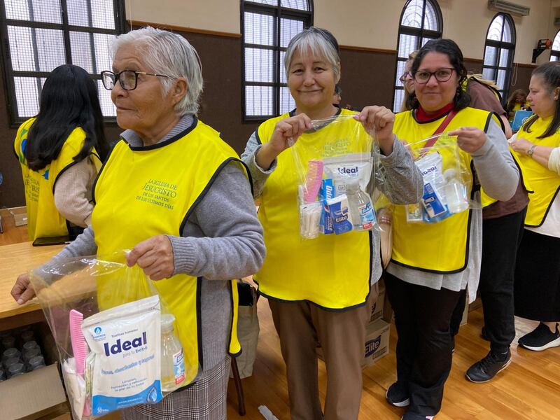 Membros de A Igreja de Jesus Cristo dos Santos dos Últimos Dias de Buenos Aires, Argentina, sorriem com kits de higiene a serem distribuídos nos centros comunitários da cidade. Os membros montaram os kits como parte de um dia de serviço em 27 de setembro de 2025, comemorando 100 anos do evangelho restaurado na América do Sul.