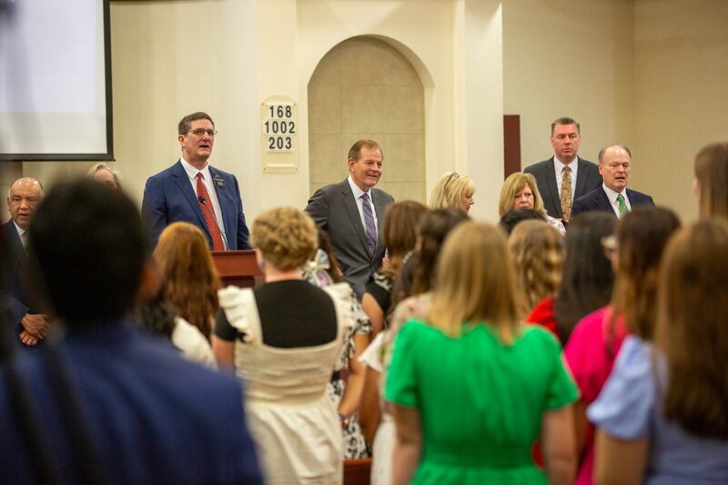 Elder Gary E. Stevenson do Quórum dos Doze Apóstolos se reúne com missionários das Missões México Mérida, México Monterrey Leste e México Monterrey Oeste.