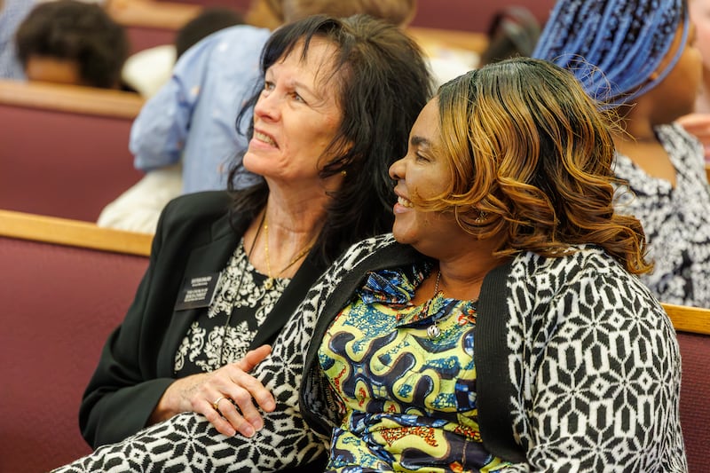 Esther Akulu se senta com uma amiga durante a criação do Ramo Treasure Valley (Swahili) na Estaca Boise Idaho no domingo, 8 de fevereiro de 2026.