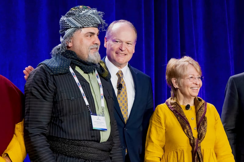 Ao centro, Elder Marcus B. Nash da Presidência dos Setenta encontra-se com participantes do Fórum Global de Fé em Washington, D.C., na terça-feira, 3 de fevereiro de 2026.