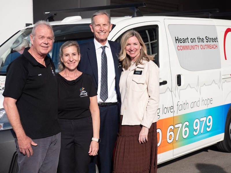 Um casal de missionários humanitários está com dois organizadores de No Limits Perth em frente a um novo veículo de alcance em Perth, Austrália, 3 de agosto de 2026.