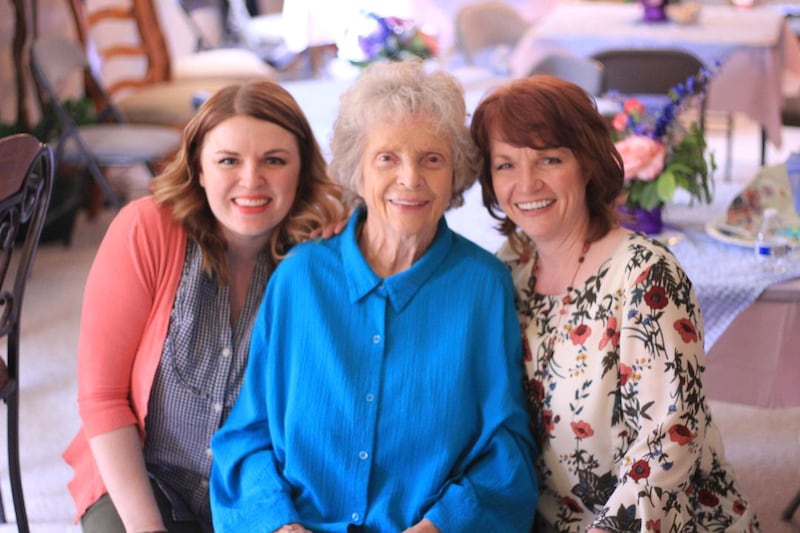 Três gerações de mulheres sorrindo juntas -- Tammy Simister Robinson com sua mãe, Louise, e sua filha Olivia.