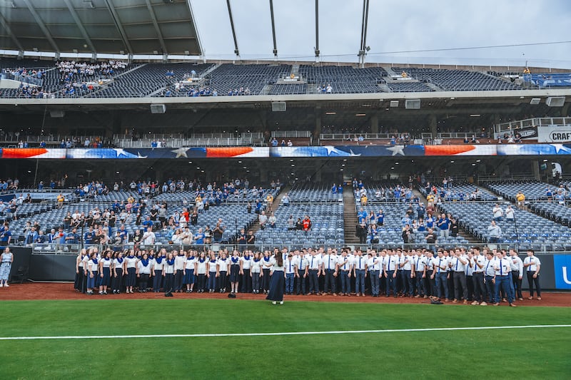 150 missionários da Missão Missouri Independence cantam o hino nacional antes do jogo do Kansas City Royals na quinta-feira, 9 de abril de 2026.