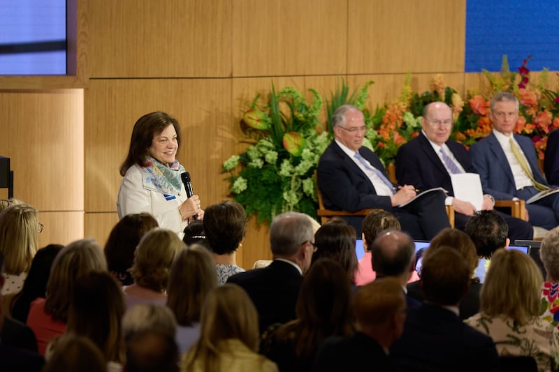 A irmã Melanie Rasband, esposa de Élder Ronald A. Rasband, do Quórum dos Doze Apóstolos, discursa durante o Seminário para Novos Líderes de Missão de 2026 na quinta-feira, 18 de junho de 2026, no Centro de Treinamento Missionário de Provo, em Provo, Utah.