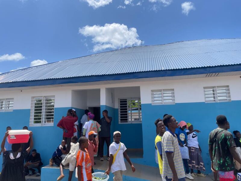 Moradores locais visitam a nova unidade de saúde comunitária doada pela Igreja de Moriba Town, Serra Leoa, em 11 de outubro de 2025.