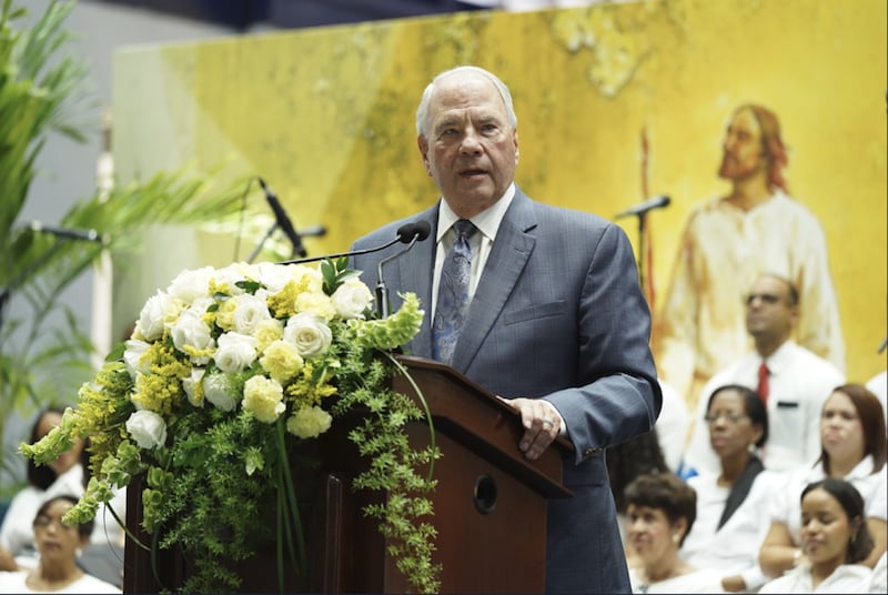 Elder Ronald A. Rasband do Quórum dos Doze Apóstolos fala em uma conferência especial na República Dominicana em 25 de abril de 2026.