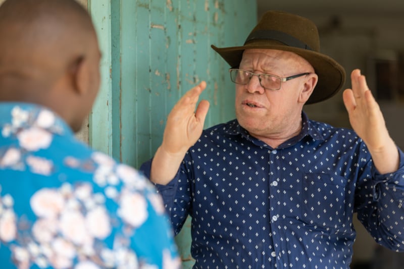 Joshua Ombayo — diretor da Kibos Special Secondary School em Kisumu, Quênia — explica que a escola, que atende estudantes que são cegos e com deficiência visual, crescerá exponencialmente após a doação de um novo centro de aprendizagem da Igreja de Jesus Cristo dos Santos dos Últimos Dias e de outras organizações comunitárias, em Kisumu, Quênia, 16 de janeiro de 2026.