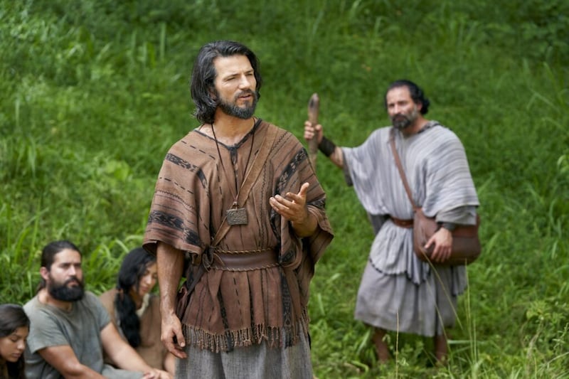 Alma, o Jovem, um profeta do Livro de Mórmon, ensina os zoramitas (um povo da antiga América) sobre humildade e fé em Jesus Cristo nesta cena dos Vídeos do Livro de Mórmon.