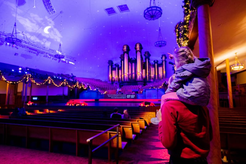 Um presépio virtual é parte da exibição das luzes de Natal na Praça do Templo durante as festividades natalinas de 2021.