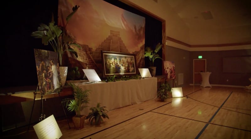 O salão cultural de um centro de reuniões em Herriman, Utah, é transformado para representar cenas da visita de Jesus Cristo às Américas Antigas, em 9-10 de abril de 2025.