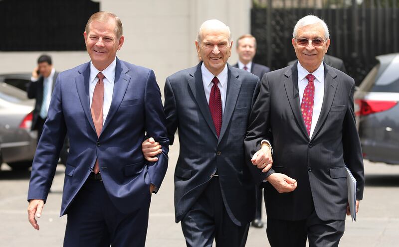 Presidente Russell M. Nelson de A Igreja de Jesus Cristo dos Santos dos Últimos Dias, ao centro, Élder Gary E. Stevenson, do Quórum dos Doze Apóstolos à sua esquerda, e Élder Enrique Falabella, Setenta Autoridade Geral à direita, deixam o Palácio do Governo depois de uma reunião com o presidente do Peru em Lima, em 20 de outubro de 2018.