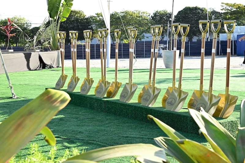 As pás estão prontas para serem usadas na cerimônia de lançamento da pedra fundamental do Templo de Maceió Brasil.