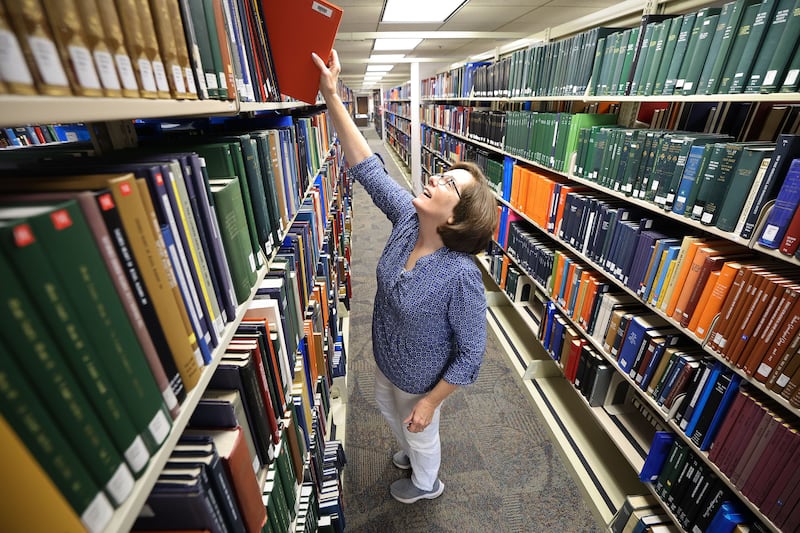 Deanna Ouimette pesquisa registros genealógicos na Biblioteca de História da Família em Salt Lake City na sexta-feira, 9 de setembro de 2022.