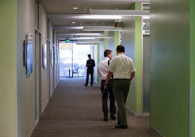 Um número limitado de missionários em treinamento, instrutores e funcionários que restaram caminham pelos corredores do Centro de Treinamento Missionário de Provo na quarta-feira, dia 25 de março de 2020. Os últimos grupos de missionários nos centros de treinamento missionário de A Igreja de Jesus Cristo dos Santos dos Últimos Dias no mundo todo partirão até o final da semana.