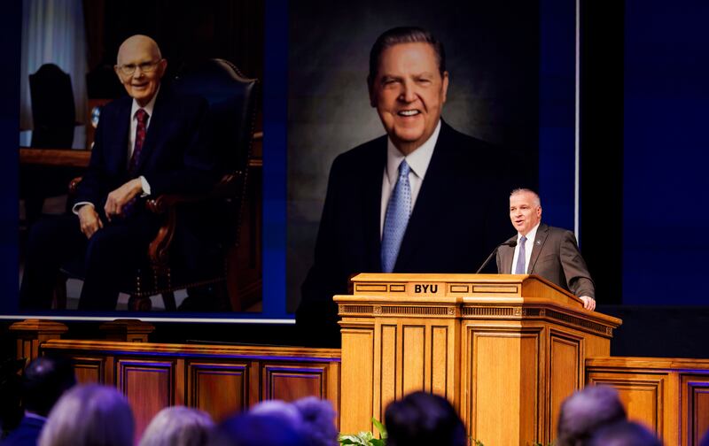 O Presidente da Brigham Young University, C. Shane Reese, fala durante o devocional de abertura do semestre de inverno na terça-feira, 13 de janeiro de 2026, no campus da escola em Provo, Utah.