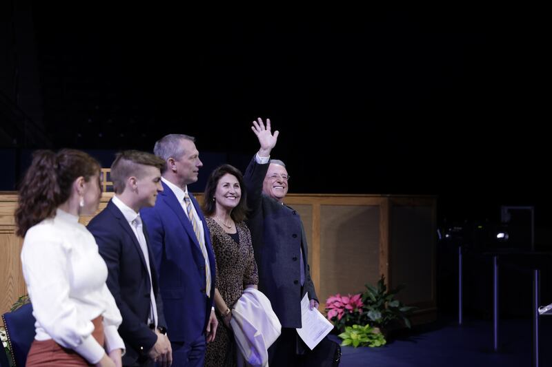 Élder Ulisses Soares, do Quórum dos Doze Apóstolos, acena para a audiência durante o devocional da BYU no Marriott Center em Provo, Utah, na terça-feira, 6 de dezembro de 2022.