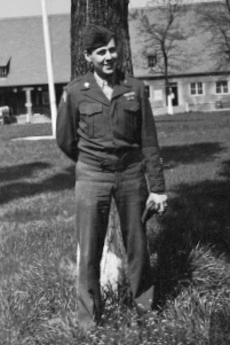 Wayne Ursenbach em seu uniforme do Exército dos E.U.A. quando jovem. Ursenbach, um santo dos últimos dias, lutou na Segunda Guerra Mundial e completará 100 anos em 4 de dezembro de 2023.