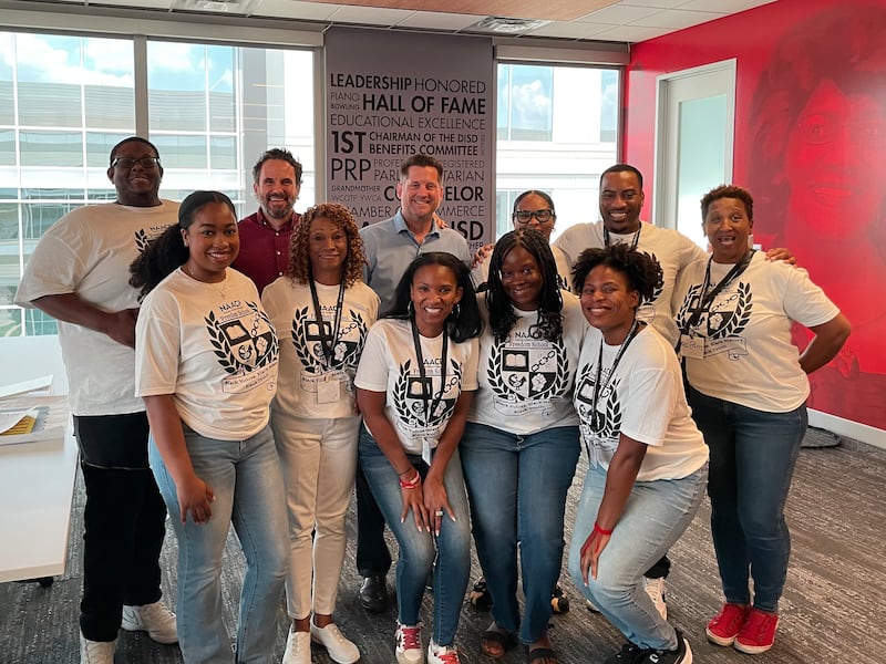 Os membros do NAACP do Condado de Collin e a liderança da Estaca Plano posam para uma foto na conclusão do Freedom School — um evento que ensina alunos do ensino médio sobre a história negra — em 26 de julho de 2025, em Plano, Texas. O NAACP do Condado de Collin organizou o evento com apoio de A Igreja de Jesus Cristo dos Santos dos Últimos Dias.