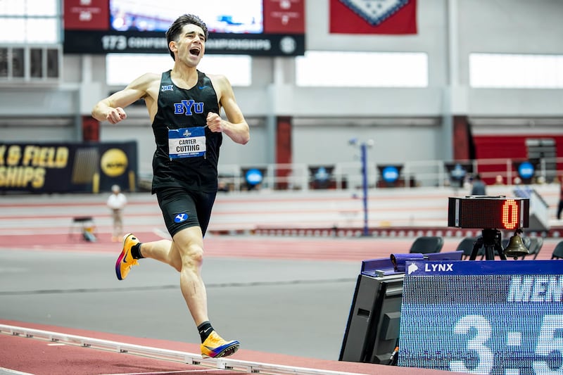 Carter Cutting, estudante do terceiro ano da BYU, corre na prova masculina de milha no Campeonato Indoor da NCAA.