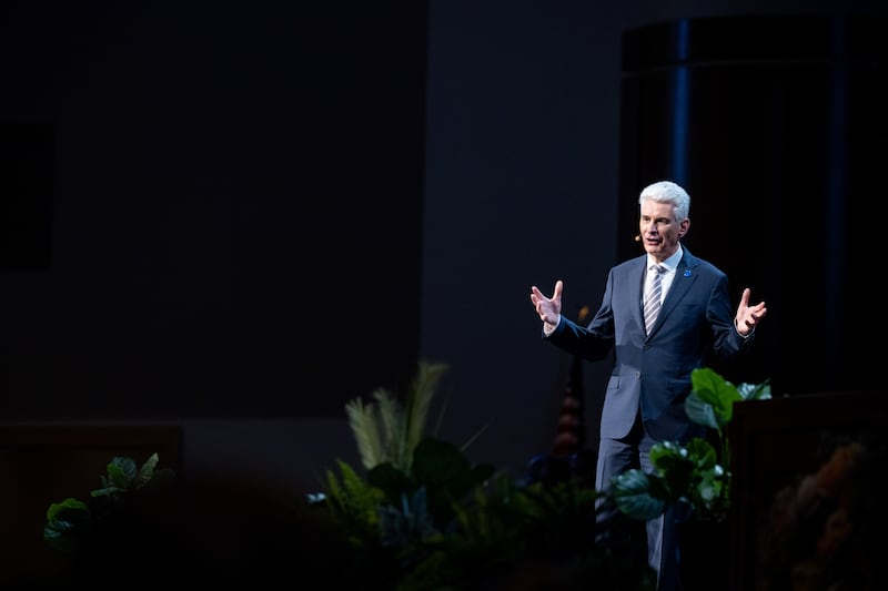 Elder Gérald Caussé do Quórum dos Doze Apóstolos dá um devocional na BYU–Idaho no domingo, 14 de junho de 2026.