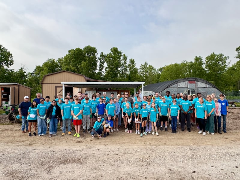 Membros de A Igreja de Jesus Cristo dos Santos dos Últimos Dias e Mount Zion Praise Church sorriem para uma foto após ajudarem no Shiloh Gardens em Denton, Texas, em 25 de abril de 2026.