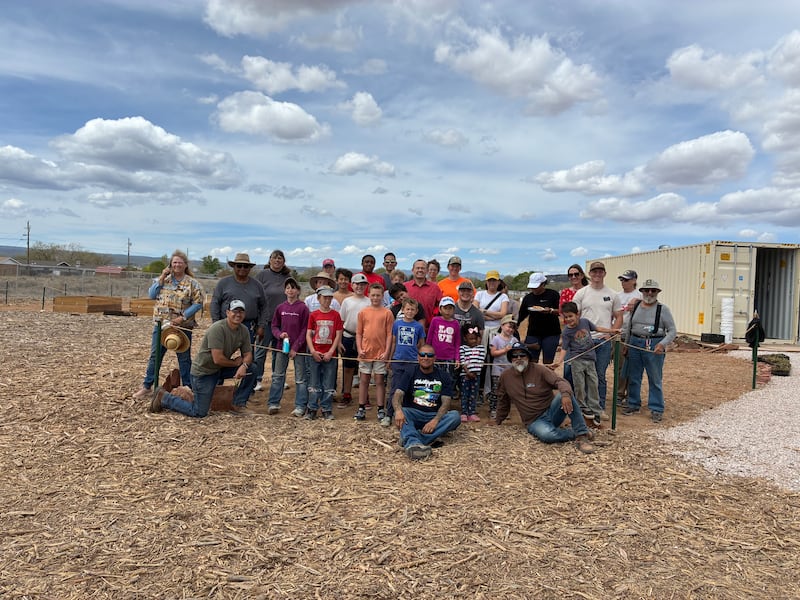 Jovens e adultos que ajudam na Despensa Comunitária e Jardim da Esperança sorriem para uma foto após trabalharem no preparo de novos jardins em Grants, New Mexico, em 11 de abril de 2026.