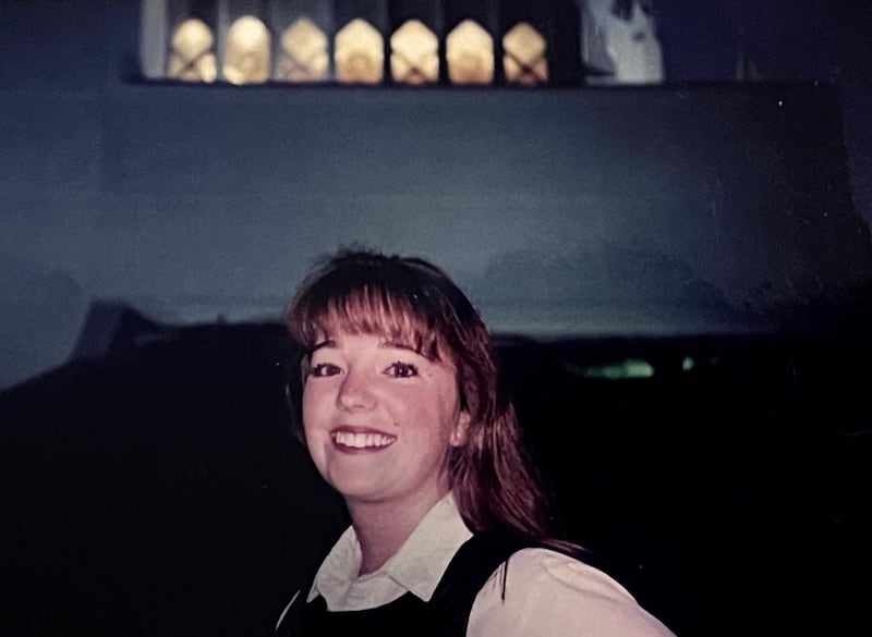 Kary Ann Hoopes sorri para uma foto fora do Templo da Califórnia de San Diego no local exato onde ela sentiu que queria voltar à casa do Senhor depois de um tour de casa aberta em 1993. Hoopes foi batizada em A Igreja de Jesus Cristo dos Santos dos Últimos Dias alguns meses depois.