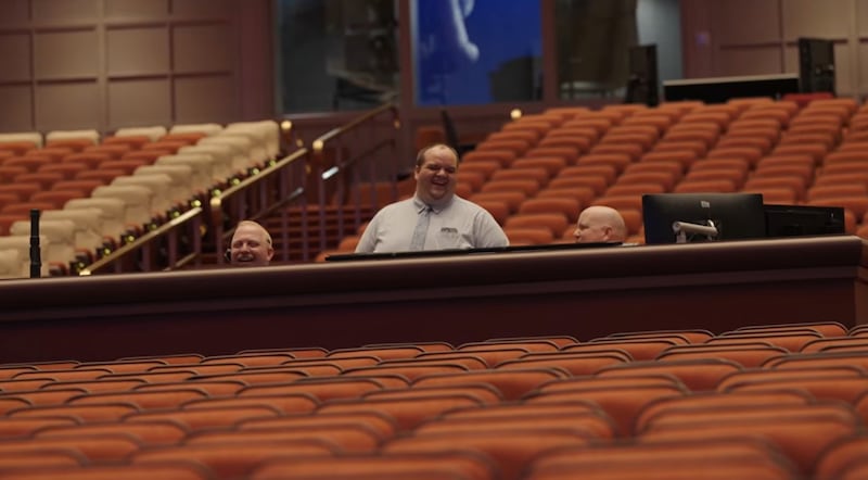 Os engenheiros de áudio se preparam para a conferência geral no Centro de Conferências.