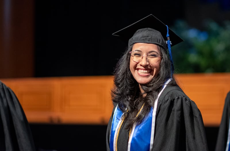 Os formandos entram no BYU–I Center para a cerimônia de formatura na quinta-feira, 23 de julho de 2026, em Rexburg, Idaho.